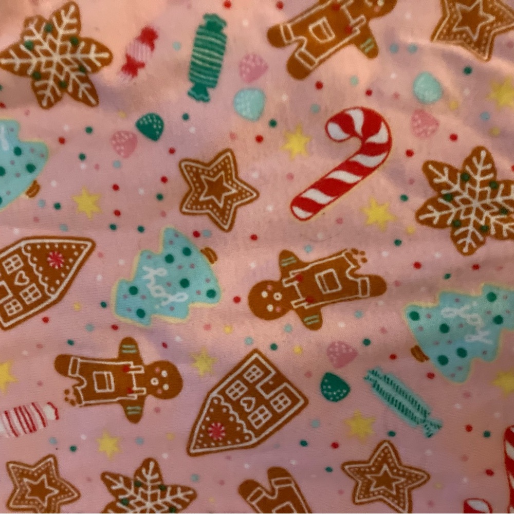 Size 6. GUC. Old Navy Pink Kids Pajama Set with Festive Print worn once - Picture 2 of 3